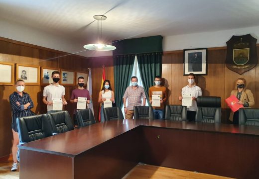 O alcalde entregou os certificados B1 e B2 de inglés aos alumnos dos cursos que organiza o Concello de Boqueixón